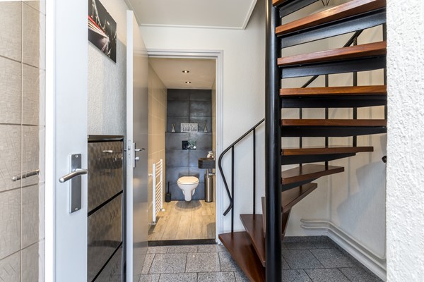 Foto - Te koop: Ruime gemoderniseerde instapklare hoekwoning met veel woonoppervlakte en tuin in de wijk Pronsebroek te Heerlen